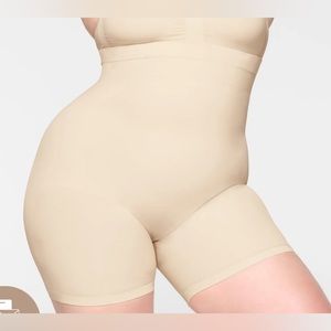 Skims SCULPTING SHORT MID THIGH W/ OPEN GUSSET